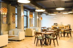 un ristorante con tavoli e sedie in una stanza di Paliani Hotel a Mestia