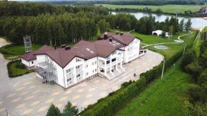 une vue aérienne sur un grand bâtiment blanc avec un toit dans l'établissement Flagman Hotel, à Novovolkovo