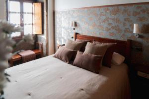 Posteľ alebo postele v izbe v ubytovaní Hostal Pension Artilleiro