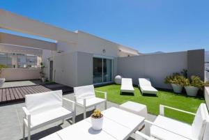 A seating area at The New Suite Agaete & Parking