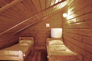 um quarto com duas camas num chalé de madeira em Topcamp Havblikk - Helgeland em Nesna
