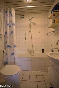 Et badeværelse på Appartement Walvis nr. 12B