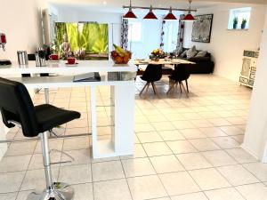 uma cozinha e sala de estar com mesa e cadeiras em Am Wildbach bei Passau em Saming