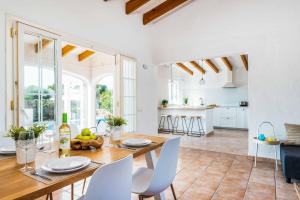 a kitchen and dining room with a table and chairs at Villa Mimosa in Binibeca