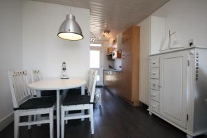 Una cocina con una mesa y sillas en una habitación. en Appartement Walvis nr. 14B, en Vrouwenpolder 9 fotos más