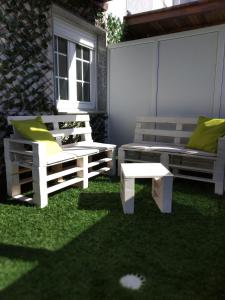 un patio con 2 sillas, un banco y una mesa en Hostal Stella Del Mare, en Camariñas