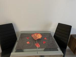 een tafel met een pizza en harten erop bij Apartmán Diamond 2 in Podhájska