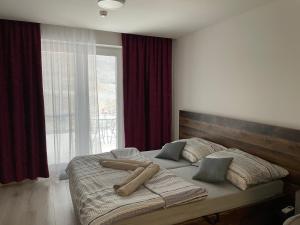 een slaapkamer met een groot bed voor een raam bij Apartmán Diamond 2 in Podhájska