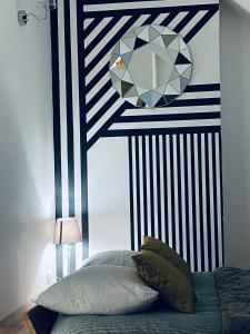 Un dormitorio con una cama con una pared azul y blanca en Brive centre, superb appartement en face du Marché Primé, en Brive-la-Gaillarde