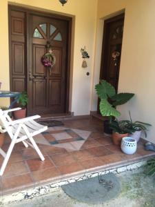 een kamer met een deur en een patio met planten bij Oneiro in Vathírrevma