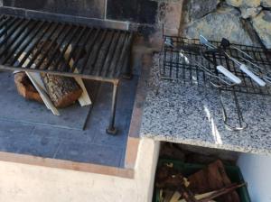 una vista sul soffitto di una griglia con sopra del cibo di Casa Mistral - Casa Rural Los Cuatro Vientos a Moratalla