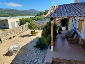 Cette maison dispose d'une terrasse avec une table et des chaises. dans l'établissement Casa Mistral - Casa Rural Los Cuatro Vientos, à Moratalla