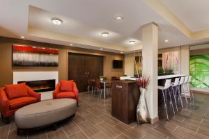 Lobbyn eller receptionsområdet på Microtel Inn & Suites by Wyndham Lloydminster