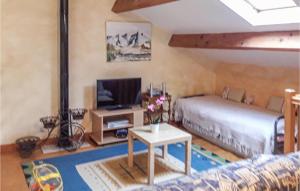 1 dormitorio con 1 cama, TV y mesa en Gorgeous Home In Villefort With Kitchen, en Villefort