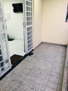um corredor com uma porta e um gato a entrar num quarto em Apartamento bem localizado na Av.Principal em Manaus