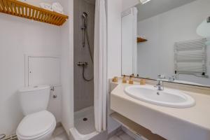 Koupelna v ubytování Hôtel Miléade Méditerranée - Port-Fréjus + 37 fotografií