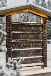 una señal para el hotel de la orilla del desierto y la reserva del patrimonio en la nieve en Hotell Viktors en Sälen