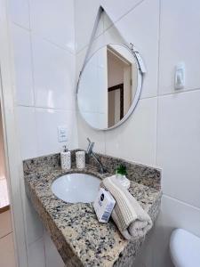 uma casa de banho com um lavatório e um espelho em Nossa Casa, Sua Casa 01 - Excelente Localização em Paraty