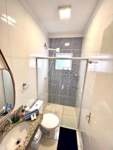 La salle de bains est pourvue d'une douche, de toilettes et d'un lavabo. dans l'établissement Nossa Casa, Sua Casa 02 - Excelente Localizacao, à Parati