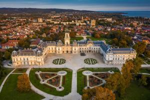 widok z góry na duży budynek w obiekcie Emese Apartman Cserszegtomaj w mieście Cserszegtomaj