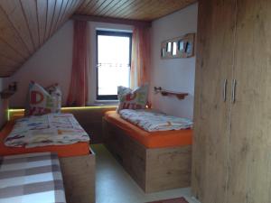 Giường trong phòng chung tại Mockenhof