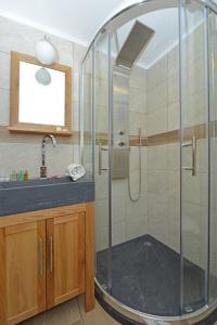 y baño con ducha y puerta de cristal. en Cervino Valley House Rododendro, en Breuil-Cervinia