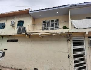 um edifício com uma varanda ao lado em Apartamento bem localizado na Av.Principal em Manaus