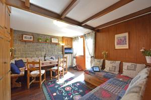 un soggiorno con tavolo e una sala da pranzo di Cervino Valley House Rododendro a Breuil-Cervinia