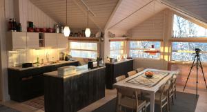 cocina grande con mesa y cámara en Venehovda - cabin at 1000 masl, en Al