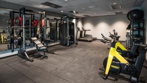 einen Fitnessraum mit vielen Geräten in einem Zimmer in der Unterkunft Comfort Hotel Solna Arenastaden in Solna