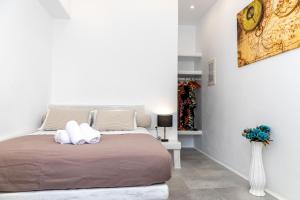 Un pat sau paturi într-o cameră la Depis castle Renata luxury apartments