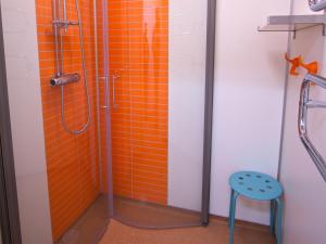 a bathroom with a shower stall and a toilet at Gaffelbyn - Sundsvalls Vandrarhem in Sundsvall