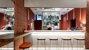 The lounge or bar area at Ramada Plaza by Wyndham Milano