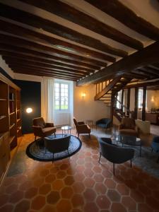 Le MerleraultにあるDomaine de Prestalのリビングルーム(ソファ、椅子、テーブル付)