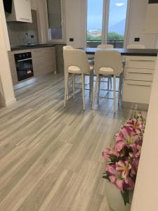 a kitchen with wooden floors and a table and chairs at LA CONCHIGLIA A MARINA in Marina di Carrara