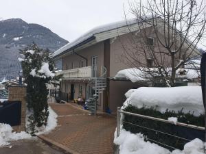 un edificio con nieve en el costado en Almliesl NEUK-662, en Neukirchen am Großvenediger