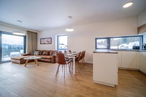 Kuchyň nebo kuchyňský kout v ubytování Apartmán U Hájenky 429