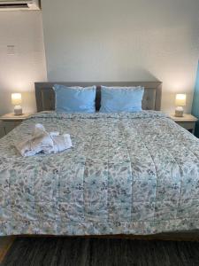 um quarto com uma cama com duas toalhas em The Inn at Turtle Beach (Adults Only) em Siesta Key