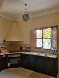 cocina con fregadero y ventana en Villa Louiza en Mezraya