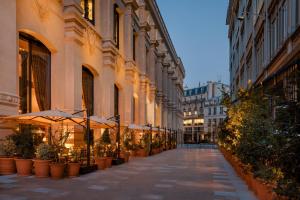 uma rua vazia com guarda-chuvas e vasos de plantas em Hôtel Madame Rêve em Paris