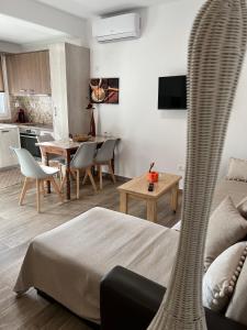uma sala de estar e cozinha com uma cama e uma mesa em Voula's Cozy Studio in Ano Mera Mykonos em Ano Mera