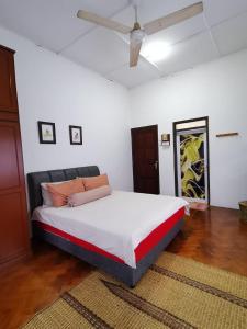 een slaapkamer met een groot bed in een kamer bij TS GUEST HOUSE in Kuantan