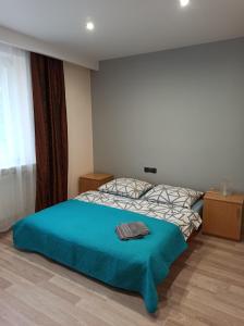 ルブリンにあるHostel Słodki Senのベッドルーム1室(青い毛布付きのベッド1台付)