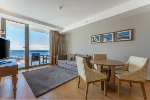 una sala de estar con un sofá y una mesa en Angra Marina Hotel, en Angra do Heroísmo