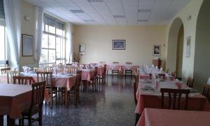 jadalnia ze stołami i krzesłami z różowymi obrusami w obiekcie Trullo dell'Immacolata - Casa vacanze gestita da suore w mieście Selva di Fasano
