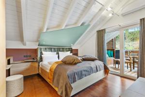 Romantik Hotel Landschloss Fasanerie tesisinde bir odada yatak veya yataklar