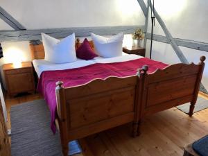 ein Schlafzimmer mit einem großen Holzbett mit weißen Kissen in der Unterkunft Wildbachidylle in Lichtenberg