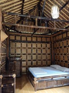 Katil atau katil-katil dalam bilik di Pondok Bamboo Sendangsari