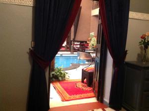 una puerta abierta a una casa con piscina en Riad Syba en Marrakech