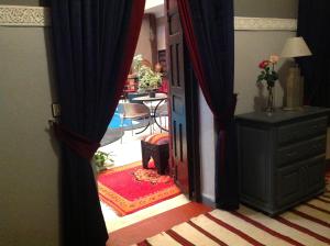 una puerta abierta a una sala de estar con mesa en Riad Syba, en Marrakech